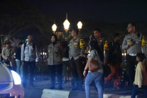 Kapolresta Malang Kota Jalan Kaki Pastikan Kondusifitas Malam Pergantian Tahun di Bundaran Tugu