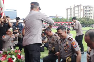 Kapolda Jatim Pimpin Upacara Kenaikan Pangkat 2.925 Personel di Penghujung Tahun 2023