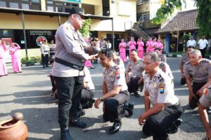 Kapolres Pelabuhan Tanjung Perak Pimpin Upacara Kenaikan Pangkat 39 Personil.