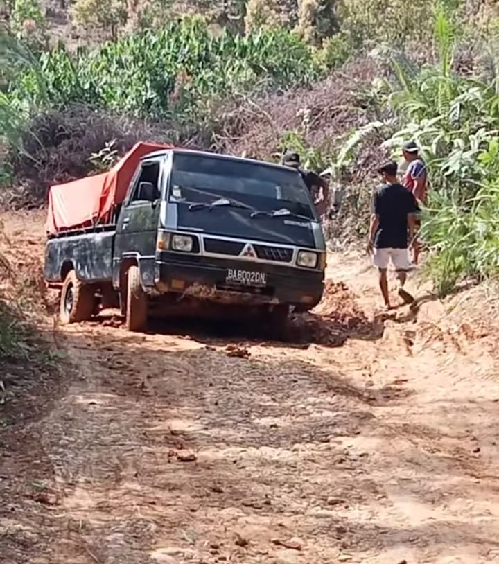 Warga Mengeluh Jalan Poros Desa Rusak Parah Sudah Bertahun – Tahun